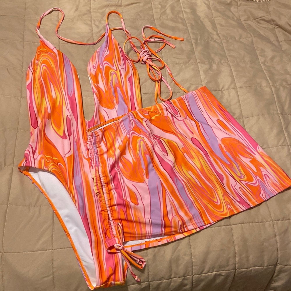 🧡🩷Women’s Patterned One Piece Swimsuit & Beach Skirt size L (8/12) 🩷🧡 NEW